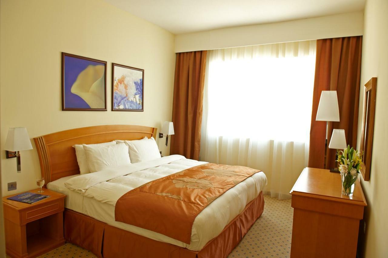 Golden Tulip Sharjah Aparthotel ภายนอก รูปภาพ