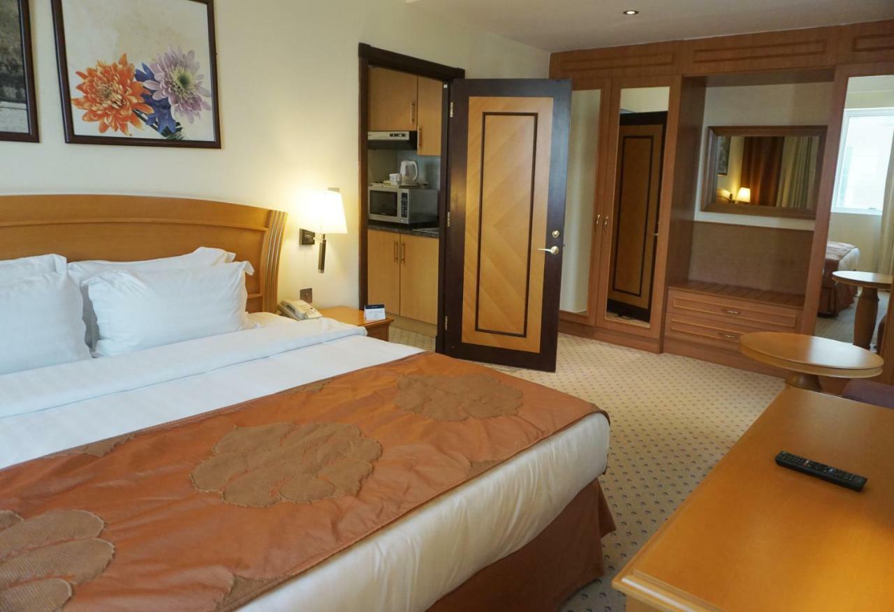 Golden Tulip Sharjah Aparthotel ภายนอก รูปภาพ