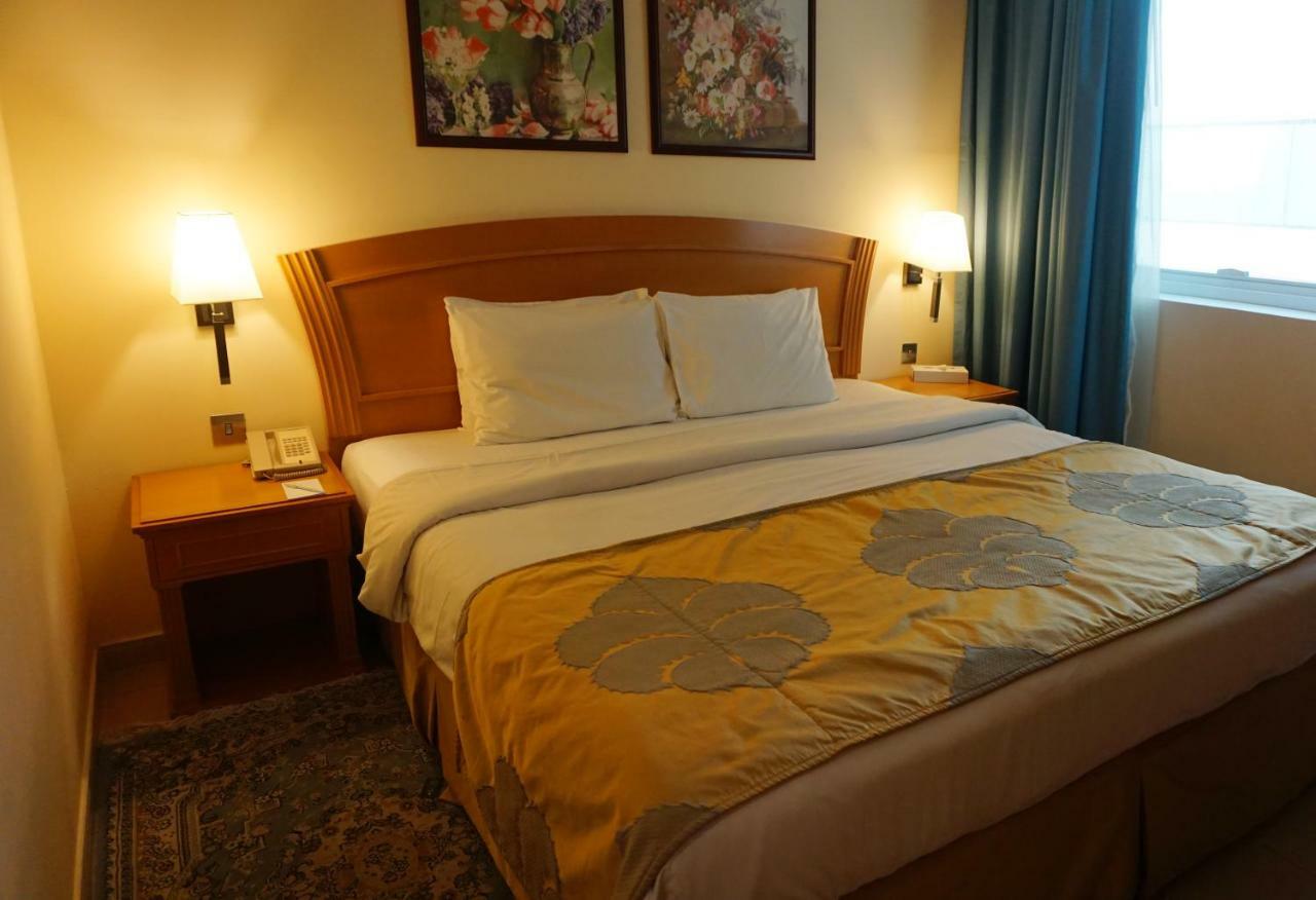 Golden Tulip Sharjah Aparthotel ภายนอก รูปภาพ