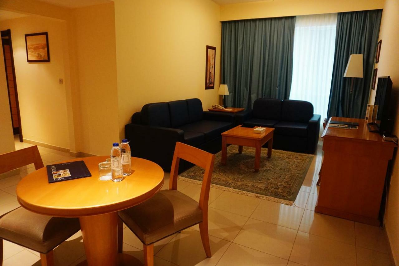 Golden Tulip Sharjah Aparthotel ภายนอก รูปภาพ
