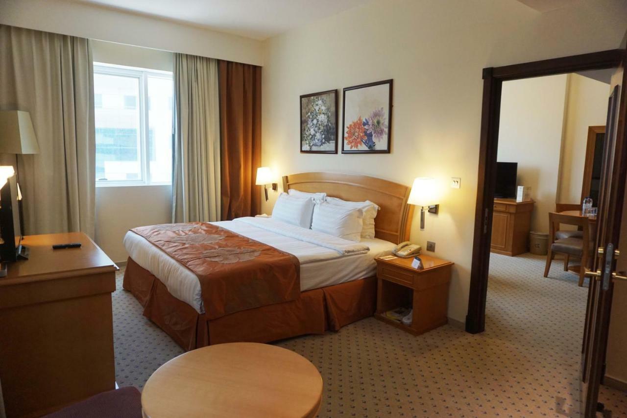 Golden Tulip Sharjah Aparthotel ภายนอก รูปภาพ